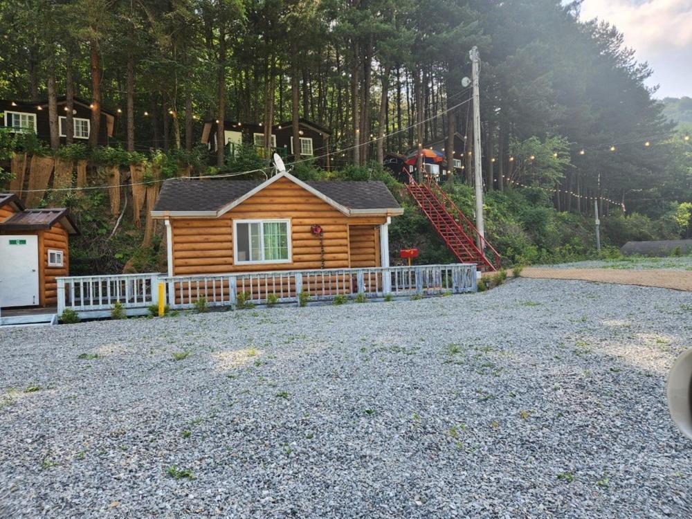 Hongcheon Gongjaksan Recreational Forest Pension מראה חיצוני תמונה