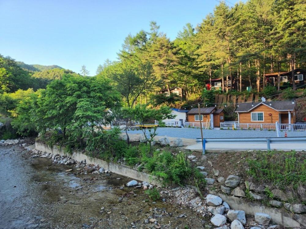 Hongcheon Gongjaksan Recreational Forest Pension מראה חיצוני תמונה